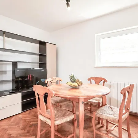 Guest house Veljko Okrug Gornji